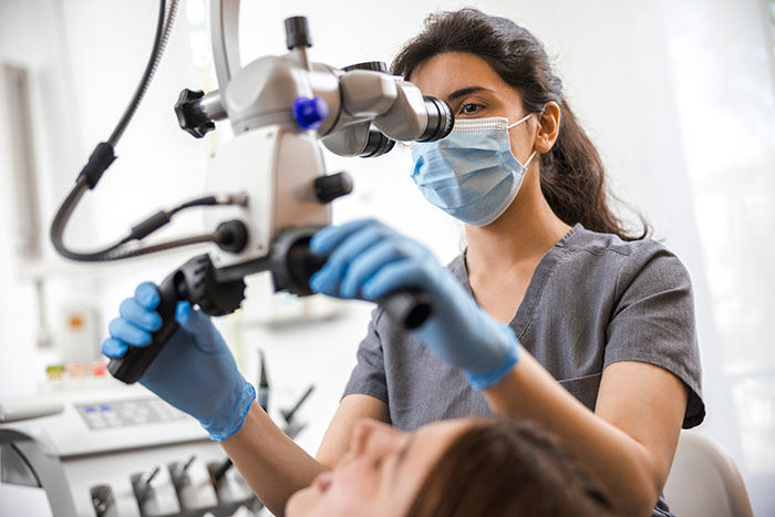 Zahnbehandlung unter dem Operationsmikroskop